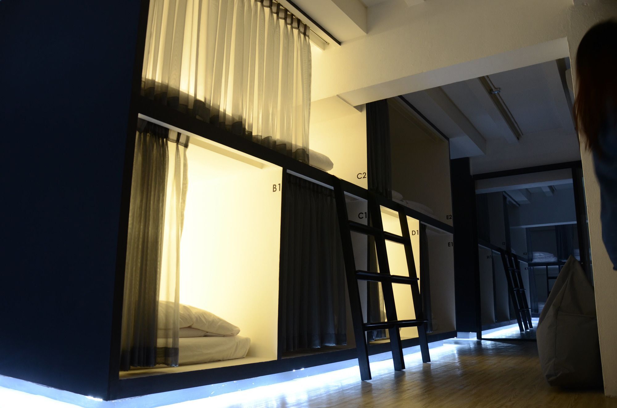 3 Howw Hostel At Sukhumvit 21 Бангкок Экстерьер фото