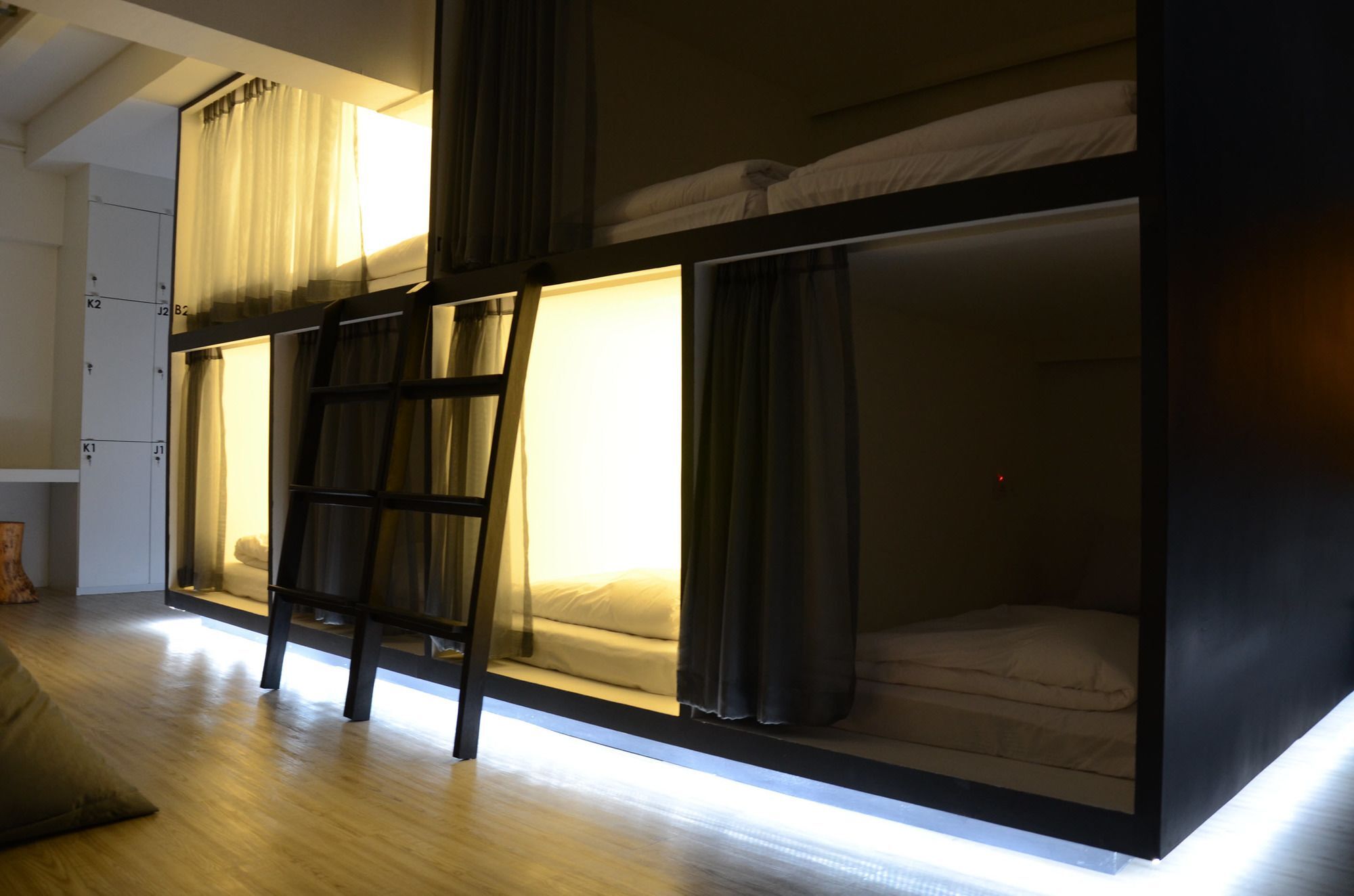 3 Howw Hostel At Sukhumvit 21 Бангкок Экстерьер фото