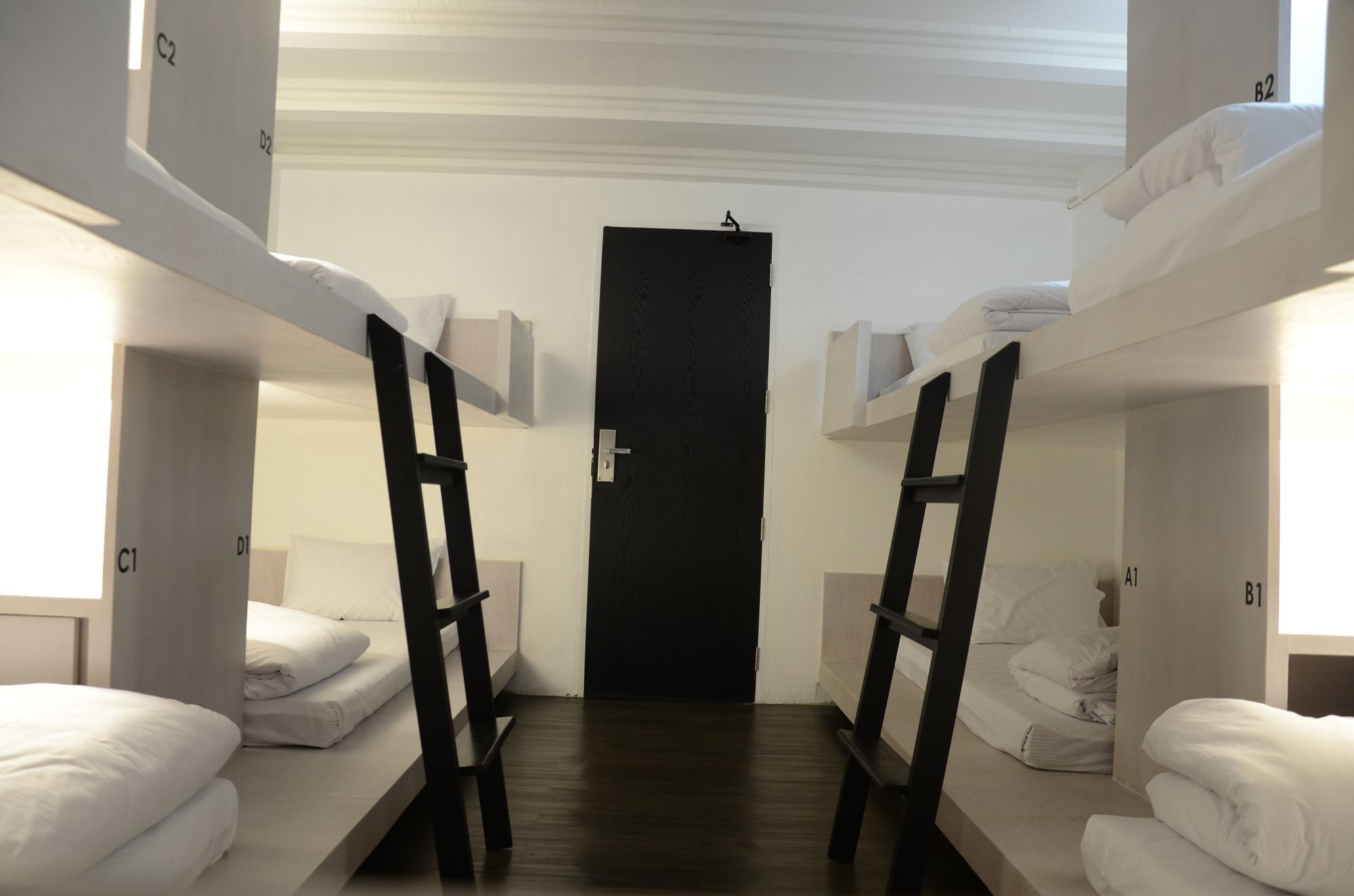 3 Howw Hostel At Sukhumvit 21 Бангкок Экстерьер фото