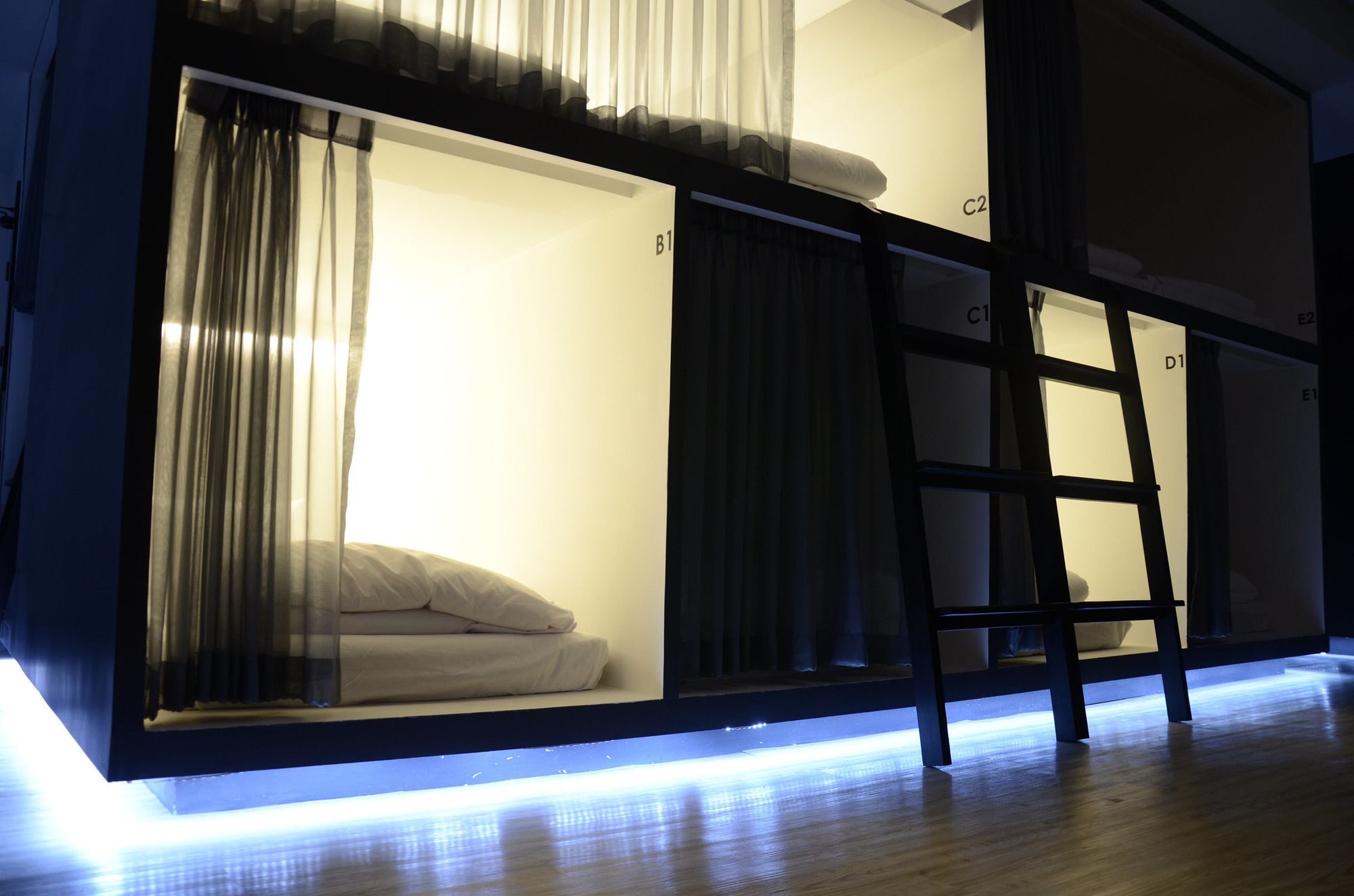 3 Howw Hostel At Sukhumvit 21 Бангкок Экстерьер фото