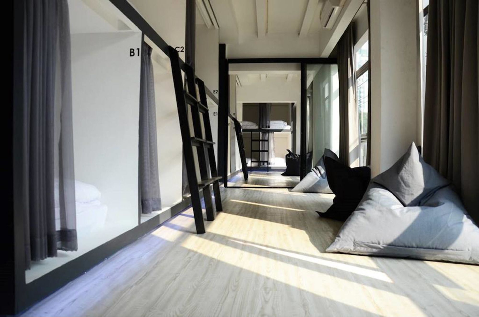 3 Howw Hostel At Sukhumvit 21 Бангкок Экстерьер фото